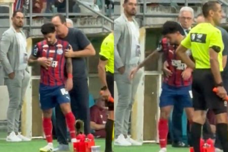 Vaiado pela torcida, Cauly sai de campo “revoltado” após substituição