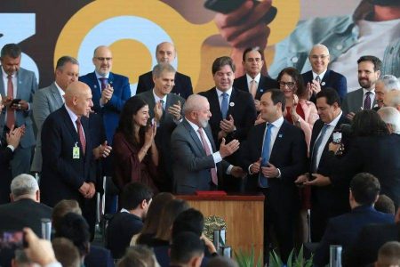 Lula assina decreto que regulamenta a TV 3.0 no Brasil; saiba o que muda