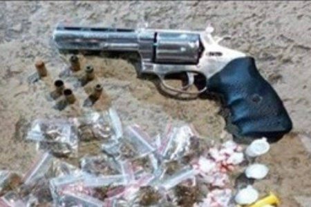 Polícia apreende drogas e arma após troca de tiros no subúrbio de Salvador Polícia apreende drogas e arma após troca de tiros no subúrbio de Salvador