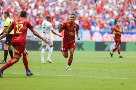 Bahia vence o Santos sob os olhares de Ancelotti e segue firme no G-4 do Brasileirão