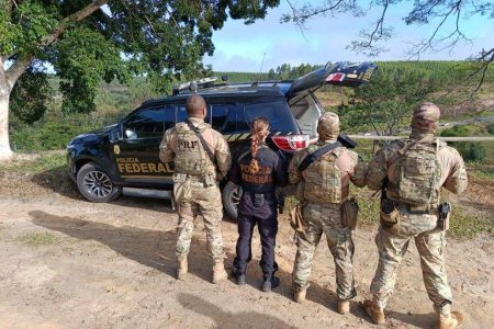 Polícia realiza operação integrada e apreende drogas e armas em Eunápolis
