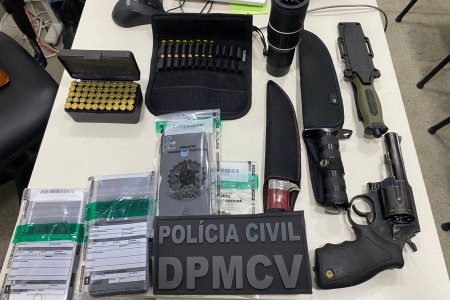 Homem é preso em flagrante por posse ilegal de arma e pornografia infantil em Camaçari
