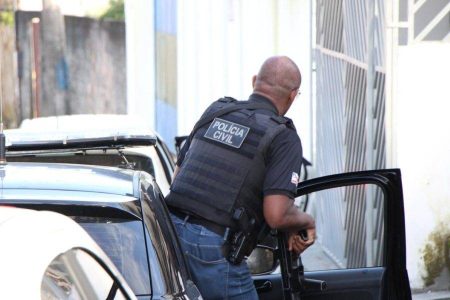 Trio é preso por furto em prédio dos Correios no Itaigara