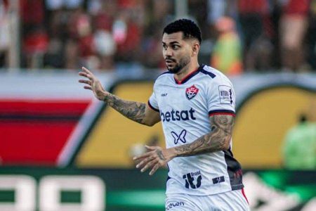 Vitória recebe oferta milionária do Chipre por lateral, e Goiás tenta segurar jogador
