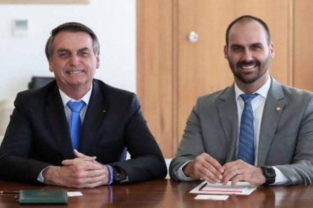 PF indicia Jair e Eduardo Bolsonaro por obstrução de investigação e ataque à democracia PF indicia Jair e Eduardo Bolsonaro por obstrução de investigação e ataque à democracia