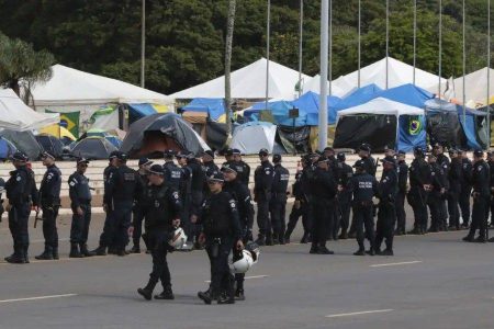 PGR denuncia casal por financiar acampamento golpista em Brasília