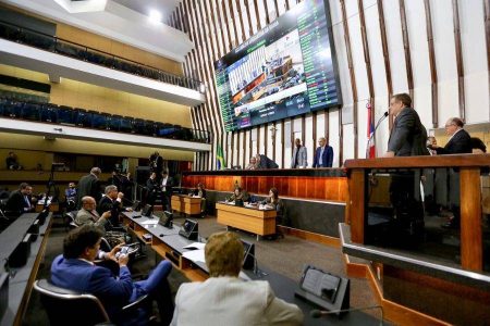 Assembleia discute benefício milionário para comissionados “alienígenas” do TCM Assembleia discute benefício milionário para comissionados “alienígenas” do TCM