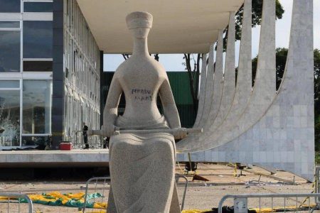 STF mantém condenação de mulher que pichou estátua da Justiça