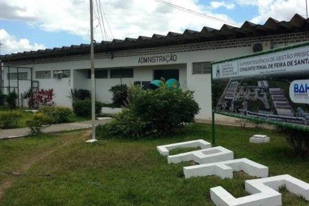 Mulher grávida é flagrada tentando entrar com drogas no presídio de Feira de Santana Mulher grávida é flagrada tentando entrar com drogas no presídio de Feira de Santana