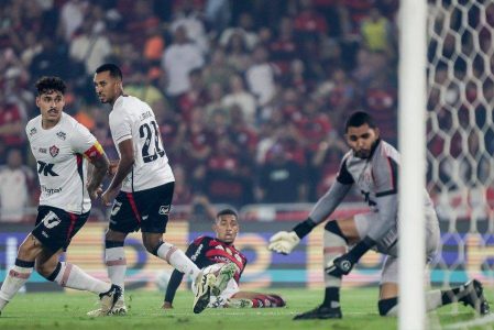 Vexame! Vitória é atropelado pelo Flamengo e permanece no Z4 do Brasileirão