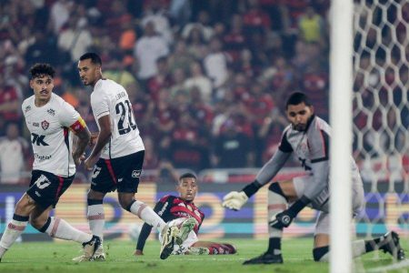 Vexame! Vitória é atropelado pelo Flamengo e permanece no Z4 do Brasileirão Vexame! Vitória é atropelado pelo Flamengo e permanece no Z4 do Brasileirão