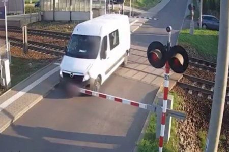 Van é destruída por trem após parar sobre trilhos na Polônia; motorista sai ileso