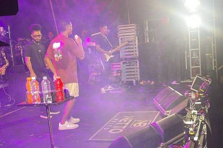 Netto Brito realiza show que havia sido desmarcado por conta de acidente