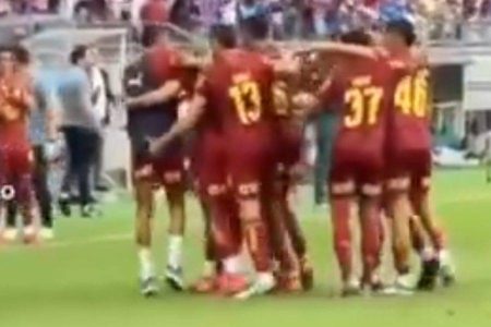 “Mão boba” de Arias em Ademir é flagrada por torcedor do Bahia durante comemoração