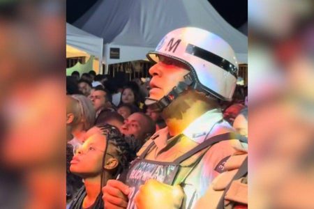 Policial militar se emociona e chora durante show de Edson Gomes em Ituberá