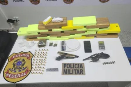 Polícia apreende 27 kg de cocaína e armas em operação em Barreiras Polícia apreende 27 kg de cocaína e armas em operação em Barreiras