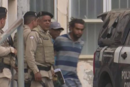 Suspeito confessa triplo homicídio em Ilhéus e diz ter roubado R$ 30 Suspeito confessa triplo homicídio em Ilhéus e diz ter roubado R$ 30
