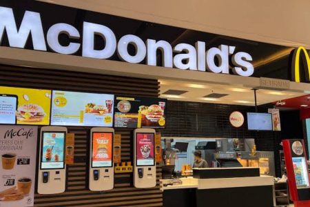 Discussão em unidade do McDonald’s viraliza após cliente reclamar de atendimento à filha