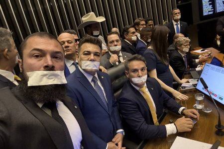 Oposição protesta no Congresso com fitas na boca, olhos e ouvidos contra prisão domiciliar de Bolsonaro Oposição protesta no Congresso com fitas na boca, olhos e ouvidos contra prisão domiciliar de Bolsonaro