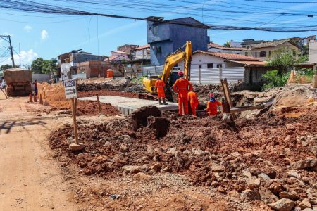 Obra da Conder no canal Mangabeira chega a 65% e reduz alagamentos no Bairro da Paz
