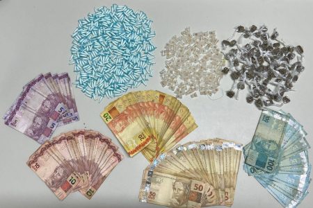 Polícia Militar apreende mais de 500 porções de drogas e R\$ 5 mil em Jitaúna