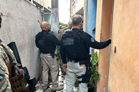 Polícia realiza operação no Engenho Velho da Federação e 5 são presos Polícia realiza operação no Engenho Velho da Federação e 5 são presos