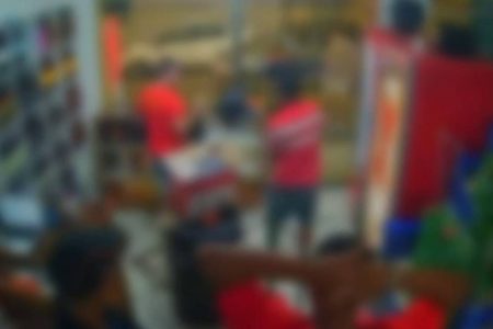 Mercado em Lauro de Freitas é alvo de assalto; câmeras registram ação criminosa