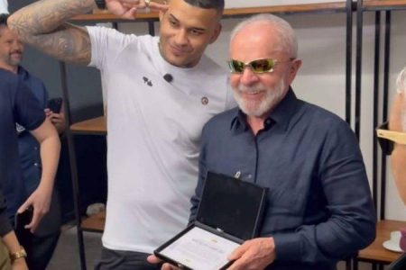 De ‘juliet’ no rosto, Lula posa com influencer do brega funk e recebe críticas