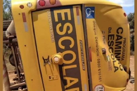 Ônibus escolar tomba com time de futebol no interior da Bahia; dois ficam feridos