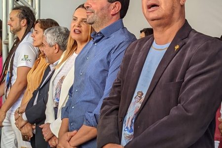Sheila Lemos evita comentar pré-candidatura do marido durante festa da padroeira em Conquista