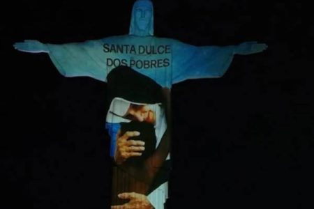 Imagem de Irmã Dulce é projetada no Cristo Redentor no encerramento da festa