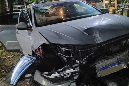 Motorista foge de blitz, perde controle e destrói praça na Pituba Motorista foge de blitz, perde controle e destrói praça na Pituba
