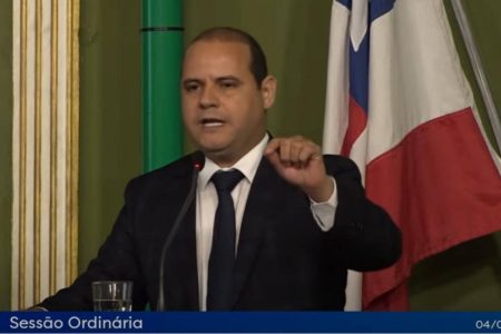 Randerson Leal sobe o tom na Câmara e reivindica autoria de projeto da faixa azul para motos na Bonocô