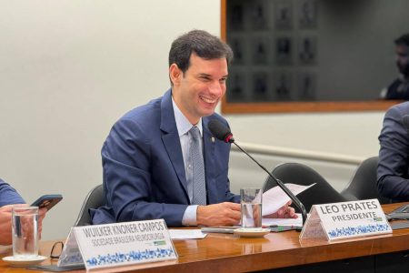 Leo Prates participa de audiência pública sobre aviação regional em Vitória da Conquista