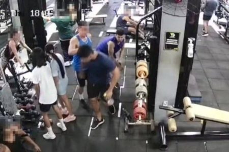 Jovem é agredido com barra de ferro dentro de academia