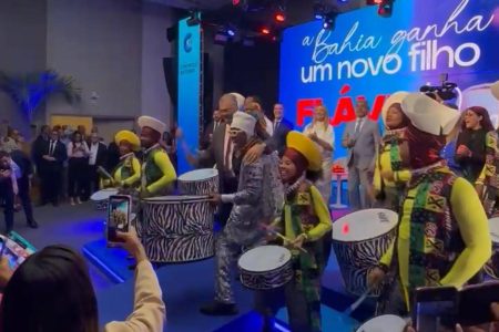 Flávio Dino recebe título de cidadão baiano na Alba e toca com Olodum durante cerimônia Flávio Dino recebe título de cidadão baiano na Alba e toca com Olodum durante cerimônia