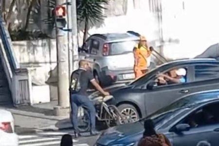Ciclista é atingido por carro na Avenida ACM e motorista foge sem prestar socorro