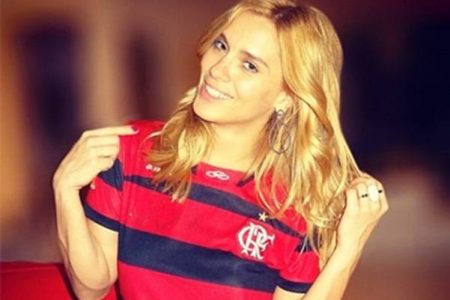 Atriz Carolina Dieckmann entra na brincadeira e debocha do 8 a 0 contra o Leão Atriz Carolina Dieckmann entra na brincadeira e debocha do 8 a 0 contra o Leão