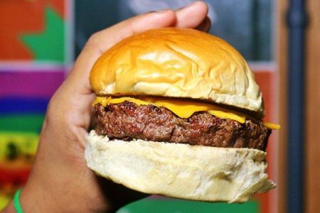 Varanda Burguer dá hambúrguer grátis para quem não tem nome do pai no RG