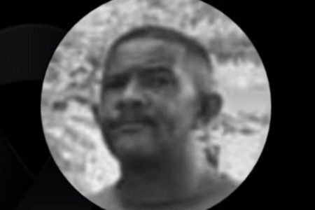 Trabalhador morre após receber descarga elétrica durante instalação de postes na Bahia Trabalhador morre após receber descarga elétrica durante instalação de postes na Bahia
