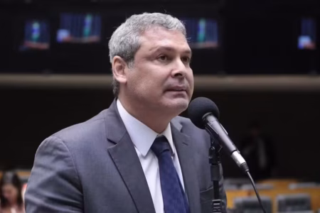 Lindbergh pede à PGR investigação de Campos Neto por suposta omissão no caso Master