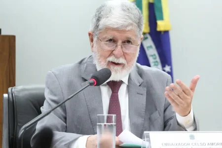 Assessor especial de Lula expressa preocupação com navios de guerra dos EUA perto da Venezuela Assessor especial de Lula expressa preocupação com navios de guerra dos EUA perto da Venezuela