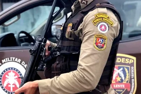 Casal é preso com drogas durante ação policial em Camaçari Casal é preso com drogas durante ação policial em Camaçari