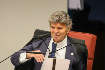Fux vota por anular julgamento da trama golpista e aponta incompetência do STF