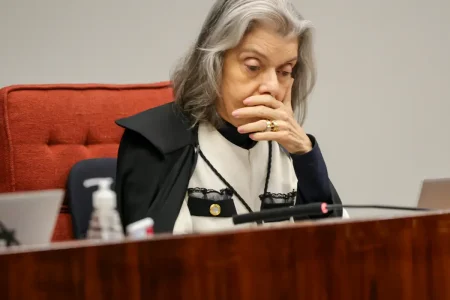 Cármen Lúcia rejeita questionamentos das defesas e vota pela validade da delação de Cid