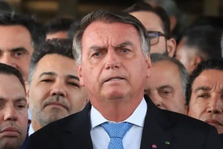 Com receio de fuga, Moraes rejeita pedido para revogar prisão domiciliar de Bolsonaro