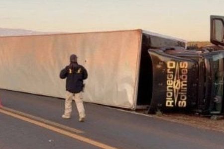 Caminhão da equipe de Rionegro e Solimões se envolve em acidente no Paraná; duas pessoas ficam em estado grave