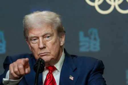 Trump impõe novas tarifas sobre medicamentos, móveis e caminhões pesados Trump impõe novas tarifas sobre medicamentos, móveis e caminhões pesados