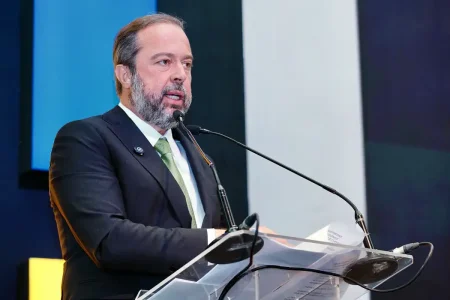 Ministro de Minas e Energia diz que fez defesa de energia nuclear só para fins pacíficos