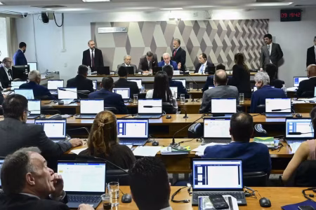 CCJ do Senado rejeita PEC da Blindagem, que ampliava proteção a parlamentares CCJ do Senado rejeita PEC da Blindagem, que ampliava proteção a parlamentares